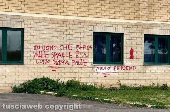 Montalto - Una delle scritte sui muri dell'istituto alberghiero A. Farnese