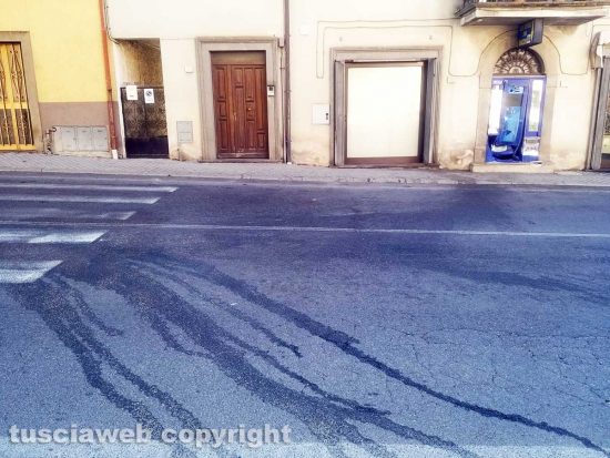 Montefiascone - Auto contro distributore automatico