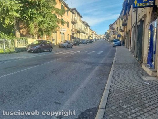 Montefiascone - Auto contro distributore automatico