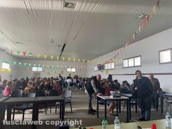 Tuscania - L'incontro della polizia su truffe agli anziani e rischi sui social