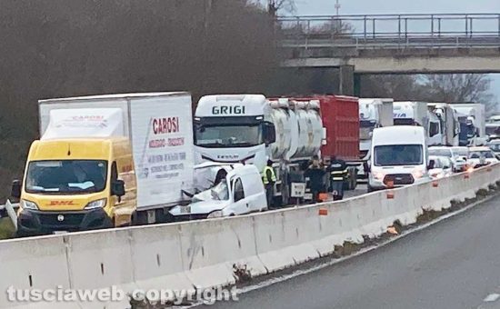 Viterbo - Incidente sulla superstrada, 4 veicoli coinvolti e traffico in tilt