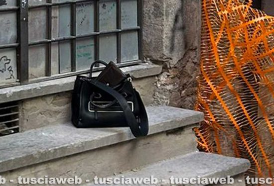 Scippo a piazza delle Erbe - La borsa ritrovata senza denaro in via dell'Orologio vecchio