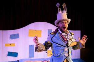 Una scena di "Alice nel paese delle meraviglie"