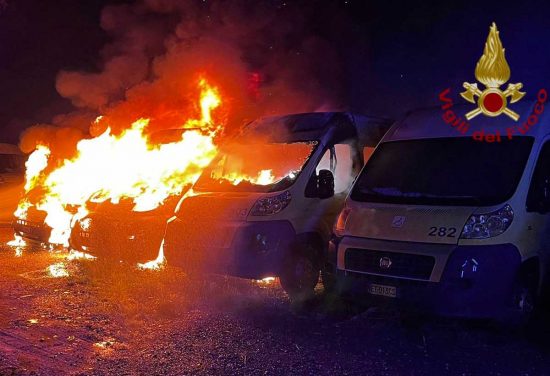 Roma - Maxi incendio in un deposito a Ostia antica, distrutti 22 autobus