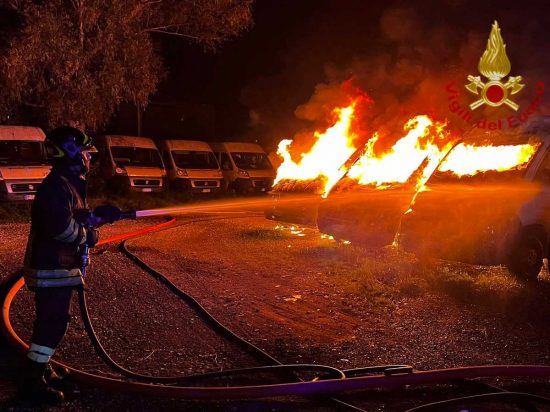 Roma - Maxi incendio in un deposito a Ostia antica, distrutti 22 autobus