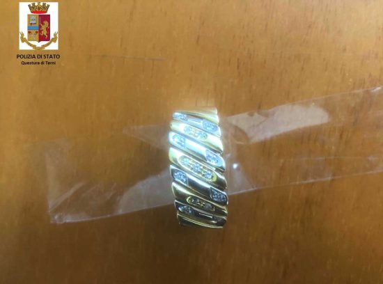 Terni - Polizia - I gioielli recuperati