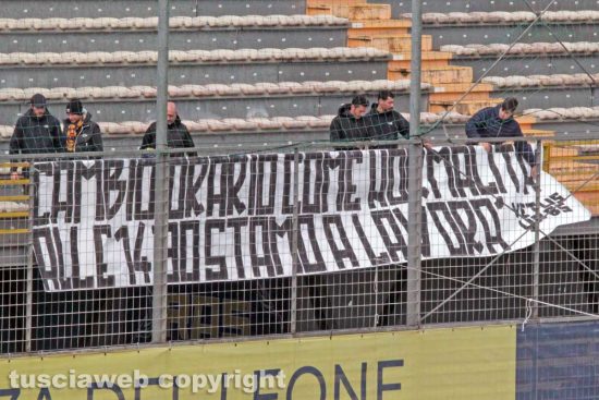 Sport - Calcio - Viterbese - Lo striscione dei tifosi della curva Nord
