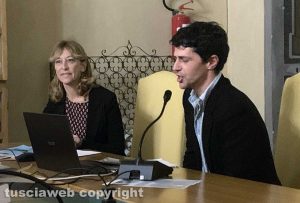 La soprintendente Margherita Eichberg e Gabriele Gallinari, l'attore e proprietario di casa Pasolini a Chia