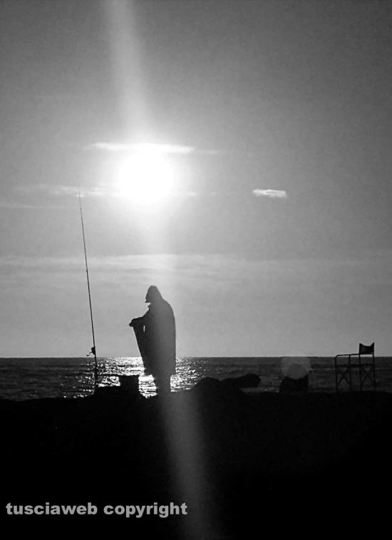 Pescatore al tramonto a Ladispoli