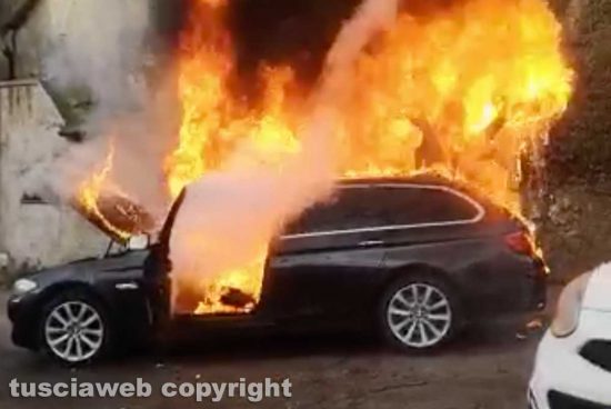 Macchina in fiamme a Bagnaia