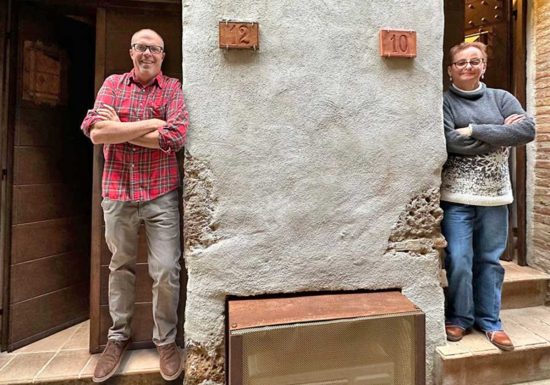 Doug and Leah Johnson fuori l’entrata del loro appartamento a Vasanello