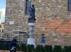 Firenze - Imbrattano le mura di palazzo Vecchio