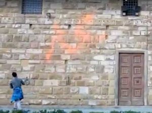 Firenze - Imbrattano le mura di palazzo Vecchio