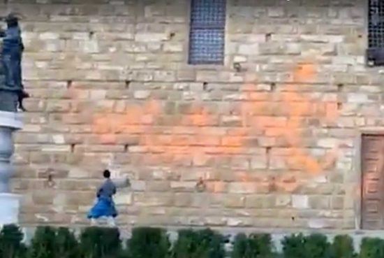 Firenze - Imbrattano le mura di palazzo Vecchio