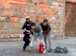 Firenze - Il sindaco blocca l’attivista che ha imbrattato palazzo Vecchio