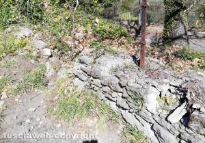 Viterbo - Monte Rizzo - Il muretto in rovina
