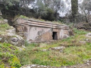 Tuscania - Tomba a Dado
