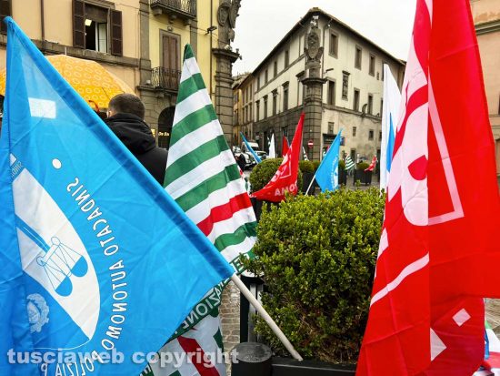 Viterbo - I sindacati della polizia penitenziaria in piazza 