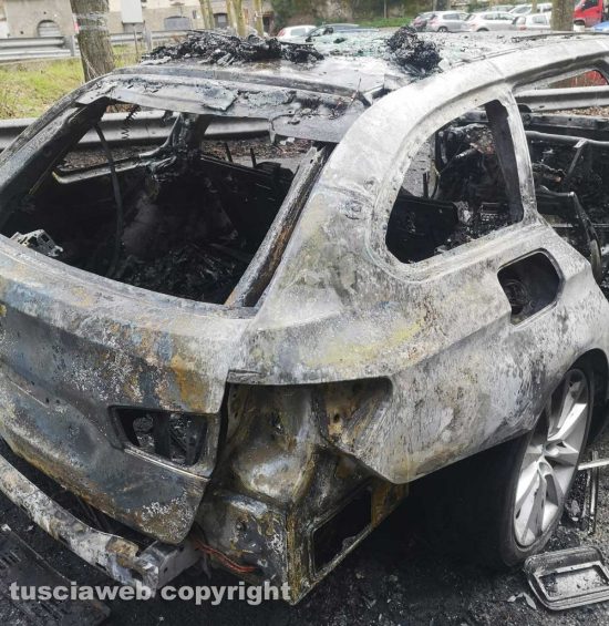 Macchina in fiamme a Bagnaia