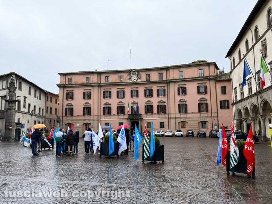 Viterbo - I sindacati della polizia penitenziaria in piazza 