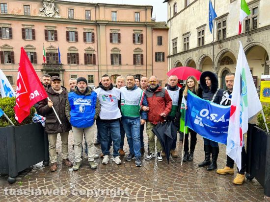 Viterbo - I sindacati della polizia penitenziaria in piazza 