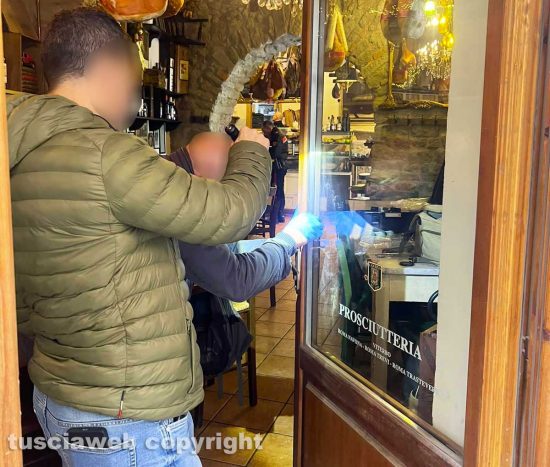 Viterbo - I rilievi dei carabinieri alla Cantina dei papi