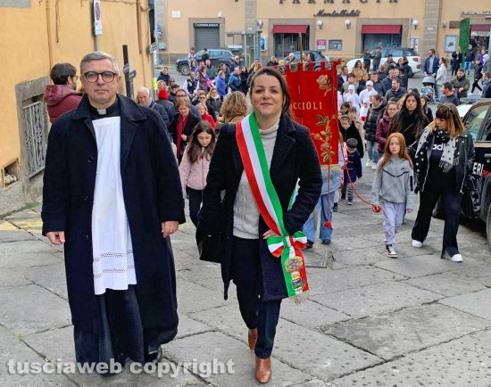 La sindaca Chiara Frontini alla processione dei boccioli, rosine e mini facchini di Santa Rosa
