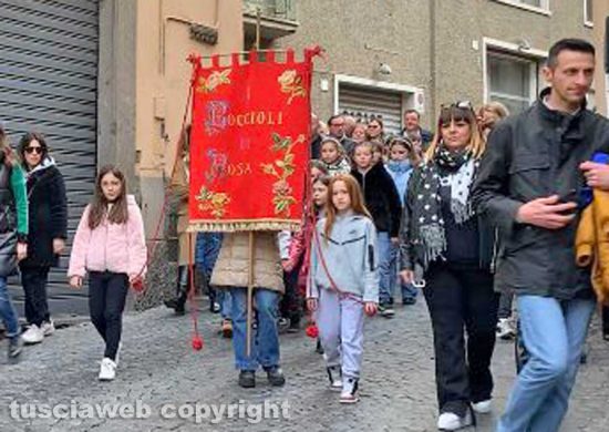Viterbo - La processione dei boccioli, rosine e mini facchini di Santa Rosa