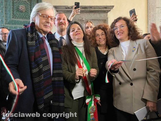 Vittorio Sgarbi inaugura una mostra a Viterbo
