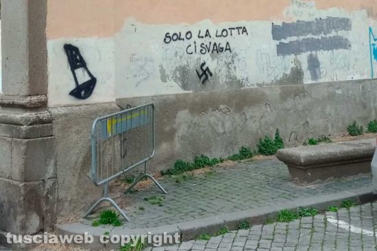 Viterbo - Scritta con svastica in via del Bottalone