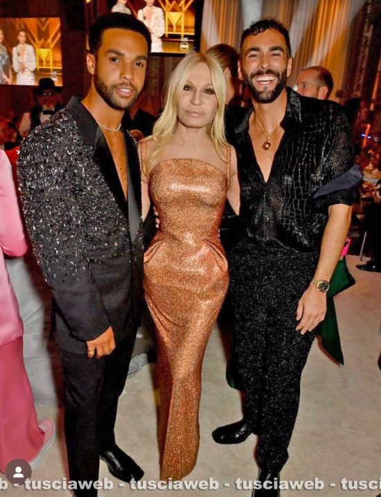 Los Angeles - Marco Mengoni in total look Versace insieme alla stilista Donatella