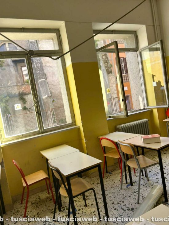 Liceo scientifico Ruffini -  La plafoniera caduta