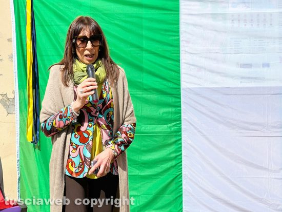 Viterbo - L'assessora Patrizia Notaristefano all'inaugurazione della panchina viola a piazza della Rocca