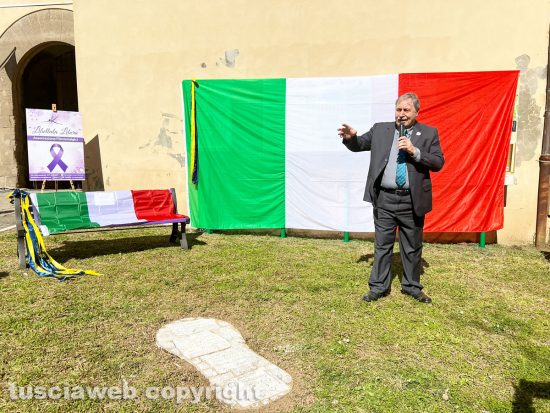 Viterbo - Inaugurazione della panchina viola a piazza della Rocca