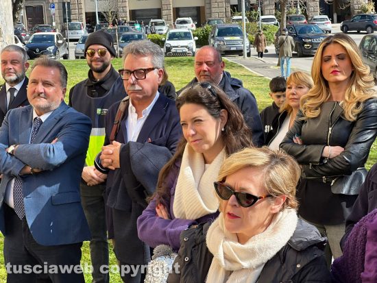 Viterbo - Inaugurazione della panchina viola a piazza della Rocca