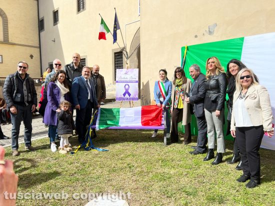 Viterbo - Inaugurazione della panchina viola a piazza della Rocca