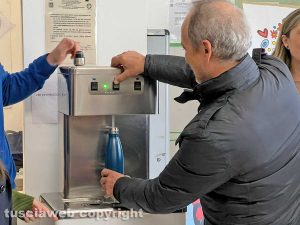 Istituto Canevari - L'inaugurazione del distributore dell'acqua