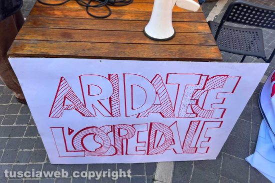 Tarquinia - La manifestazione contro la chiusura dei reparti dell'ospedale