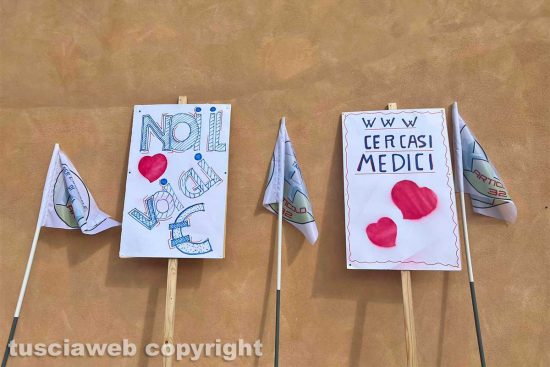 Tarquinia - La manifestazione contro la chiusura dei reparti dell'ospedale