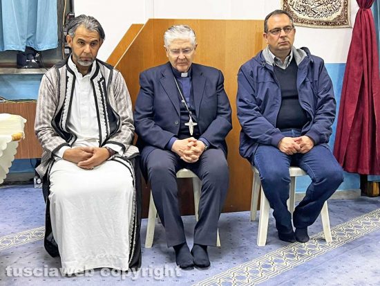 Viterbo - La visita del vescovo Piazza in moschea durante il Ramadan