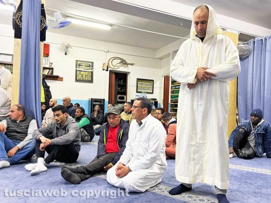 Viterbo - La visita del vescovo Piazza in moschea durante il Ramadan