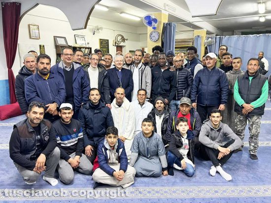 Viterbo - La visita del vescovo Piazza in moschea durante il Ramadan