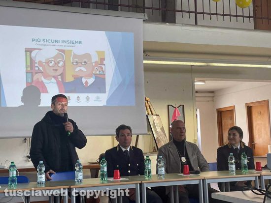 Tuscania - L'incontro della polizia su truffe agli anziani e rischi sui social