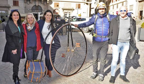 Viterbo - Massimo Zaffari in città con la sua "Penny"