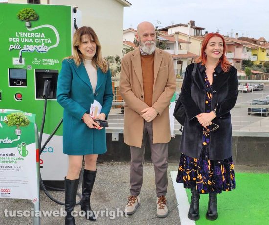 Civitavecchia - Inaugurata la colonnina per la ricarica elettrica di auto