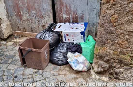 Civita Castellana - Immondizia in strada