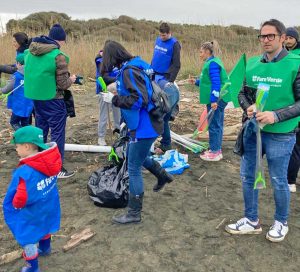 Tarquinia - Fare Verde Tarquinia - La pulizia della spiaggia in occasione della festa del papà