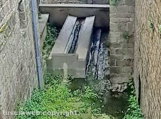 Viterbo accanto al ponte che conduce al duomo corrode le scale 