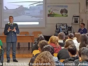 Viterbo - Guardia di finanza - Il colonnello Carlo Pasquali incontra gli studenti del P. Savi