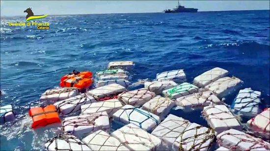 Il carico di cocaina sequestrato dalla guardia di finanza